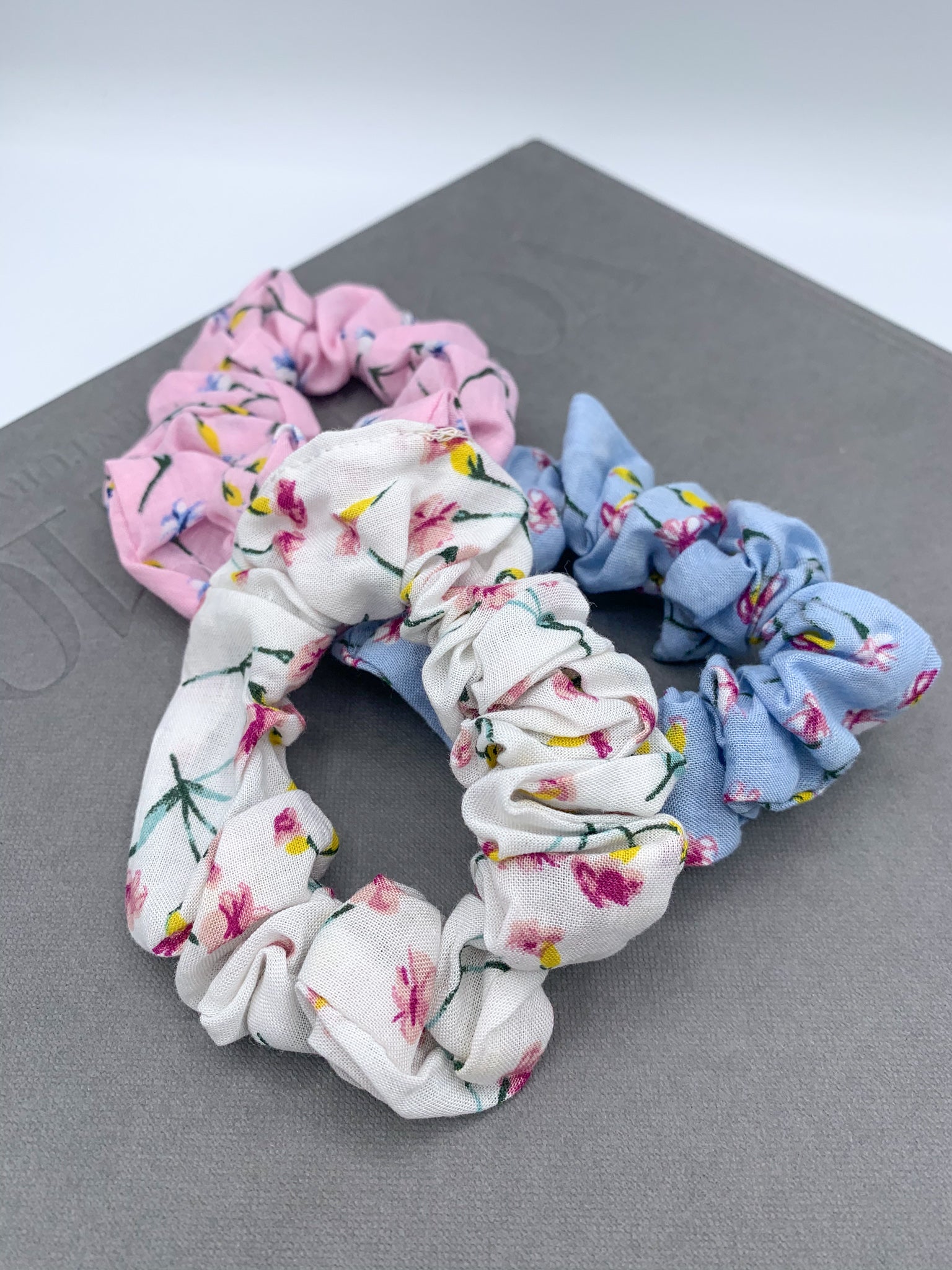 Ditsy Floral Scrunchie - White